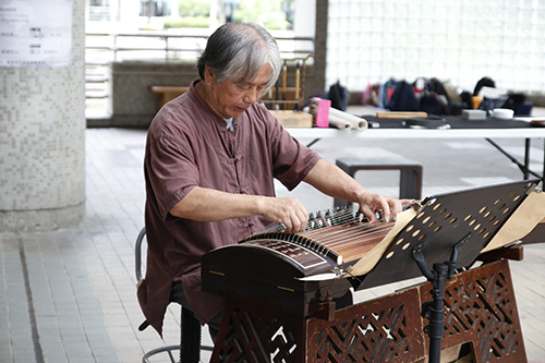 古箏陳信華老師演奏時而低吟，時而慷慨激昂的「長江曲」