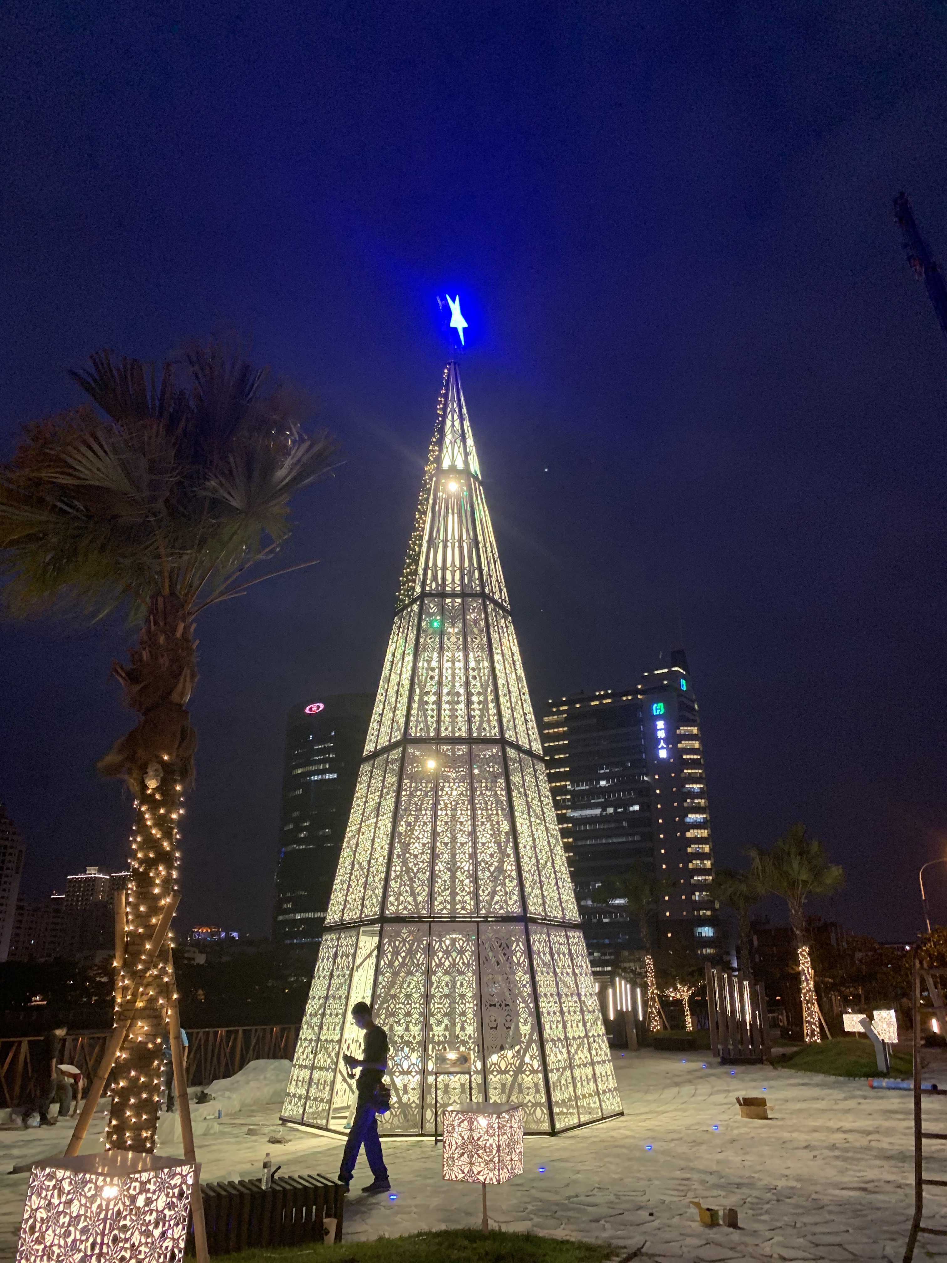 廣場中矗立高聳聖誕樹夜光效果佳