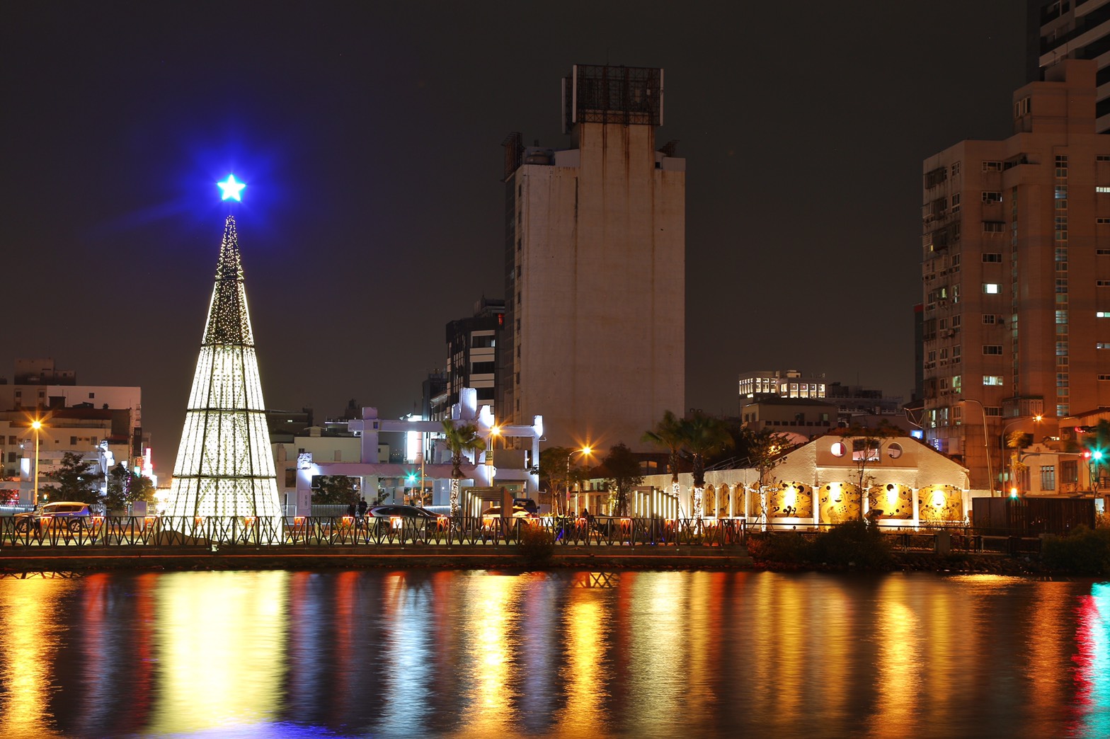 河樂廣場聖誕樹，藉由光影輝映在運河河面上