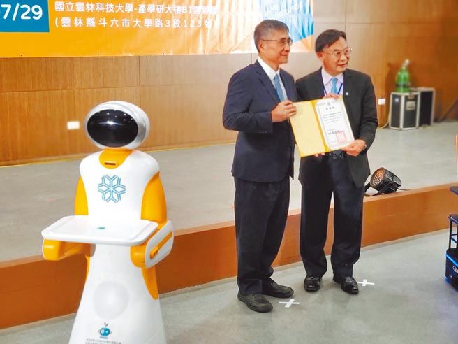 雲科大校長楊能舒（左）頒發感謝狀給業者，機器人出場幫忙。（周麗蘭攝)