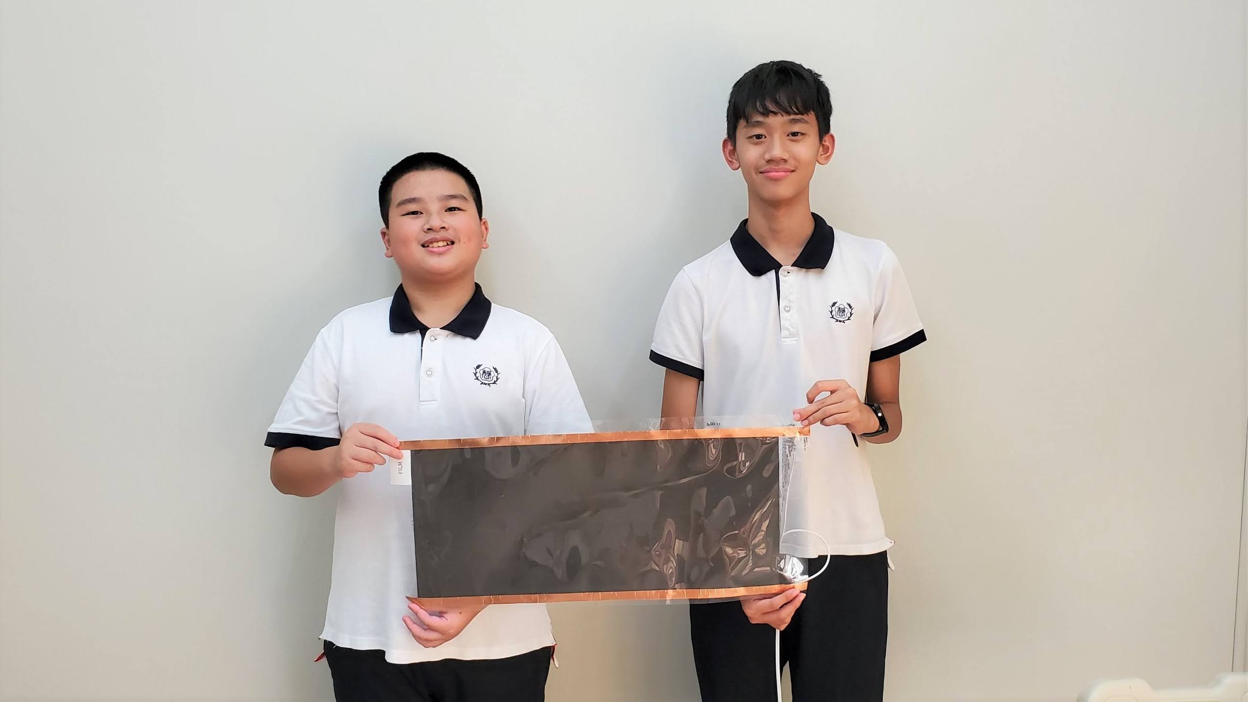 靜心高級中學國中部七年級學生張倢叡、陳冠東一起發明「生質環保電熱膜」，成為今年台灣代表團中年紀最小的金牌獎得主。（圖／中華創新發明學會提供