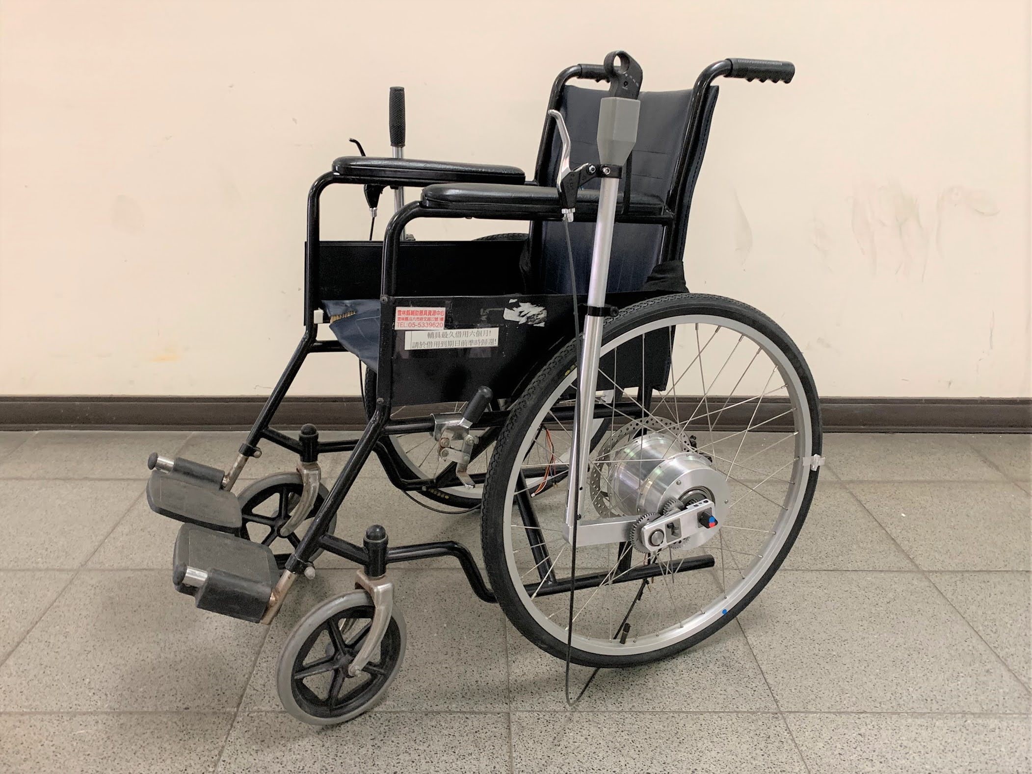 雲科大機械系研發「模組式雙動力輸入裝置之推桿式輪椅」。 （中華創新發明學會提供）