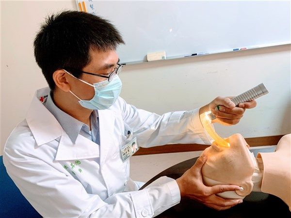 臺大雲林分院醫師林其懋發明｢拋棄型喉頭鏡葉片」具製作快速與成本低等優勢，獲發明展金牌。（中華創新發明學會提供）