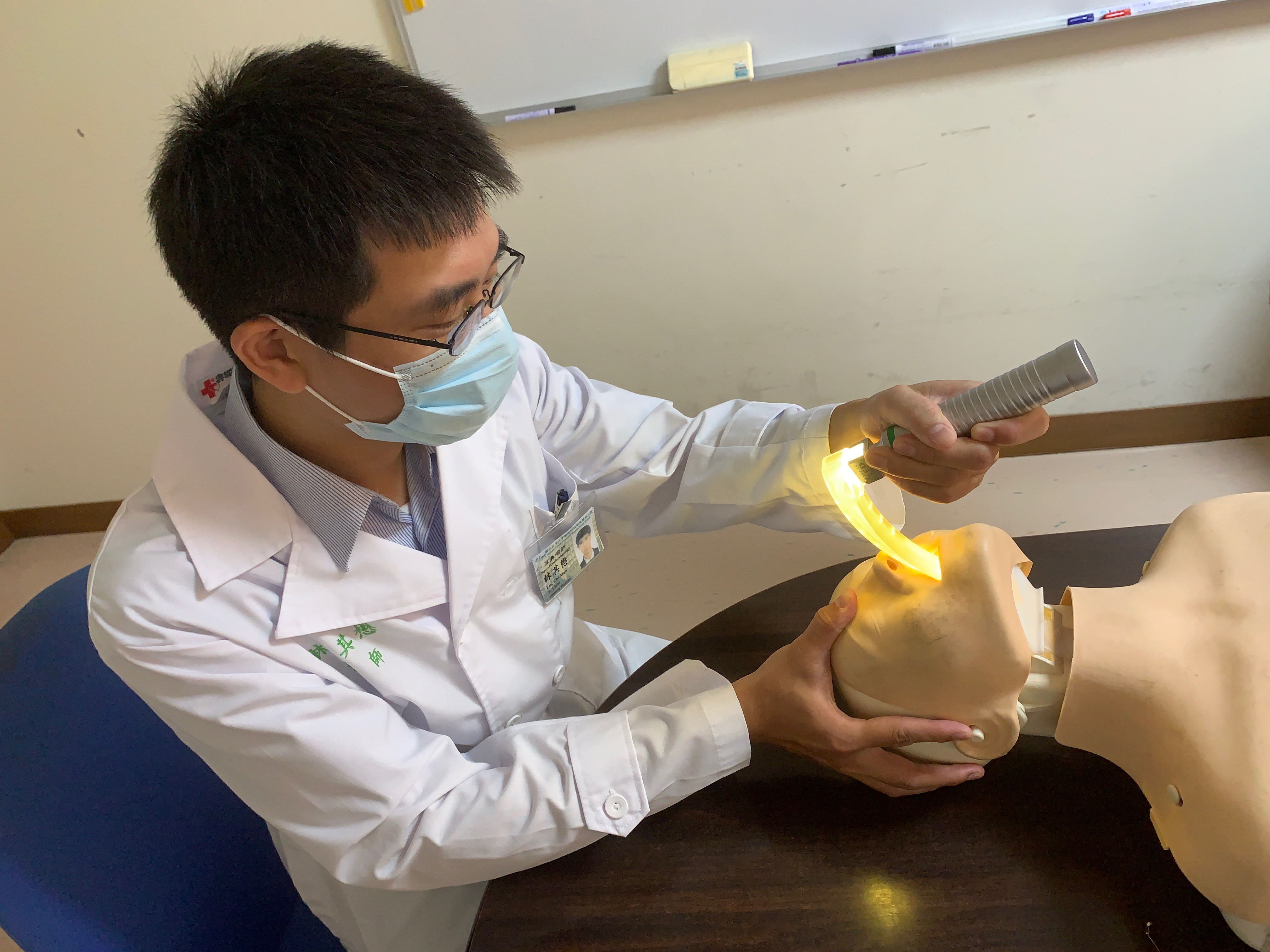 台大雲林分院耳鼻喉科醫師林其懋，展示「可控制光型設計之高結構強度拋棄型喉頭鏡葉片」發明作品。