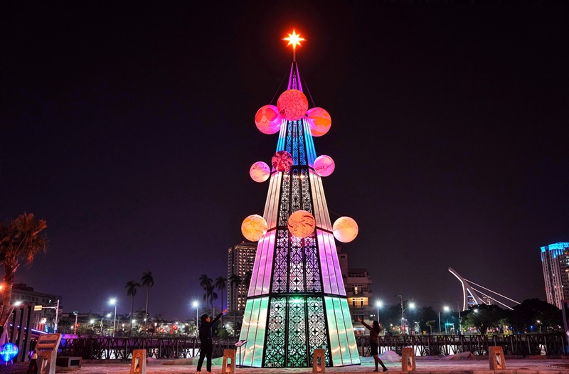 02夜間情境的河樂廣場聖誕節樹透過燦爛燈光投射出美觀的圖紋表現
