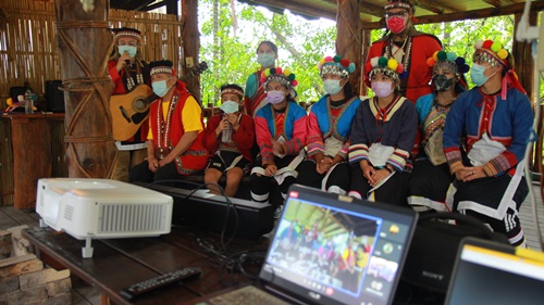 「塔山之歌-來吉鄒族古謠傳唱隊」成員著鄒族服飾參與活動