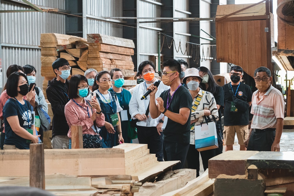 隆盛木業團隊講解製材流程