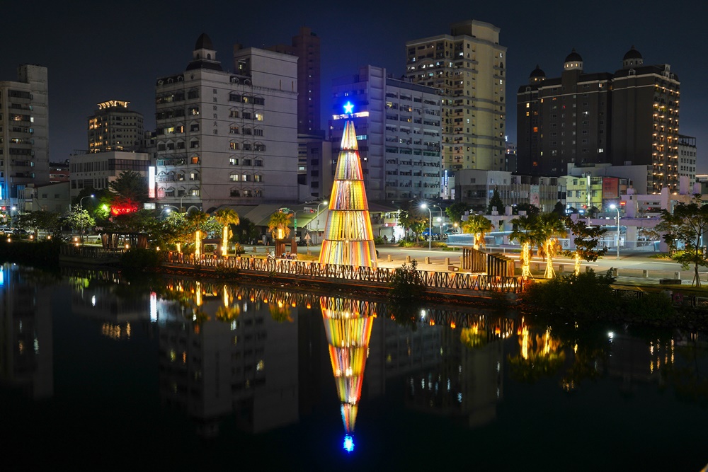 聖誕樹矗立於運河旁的河樂廣場