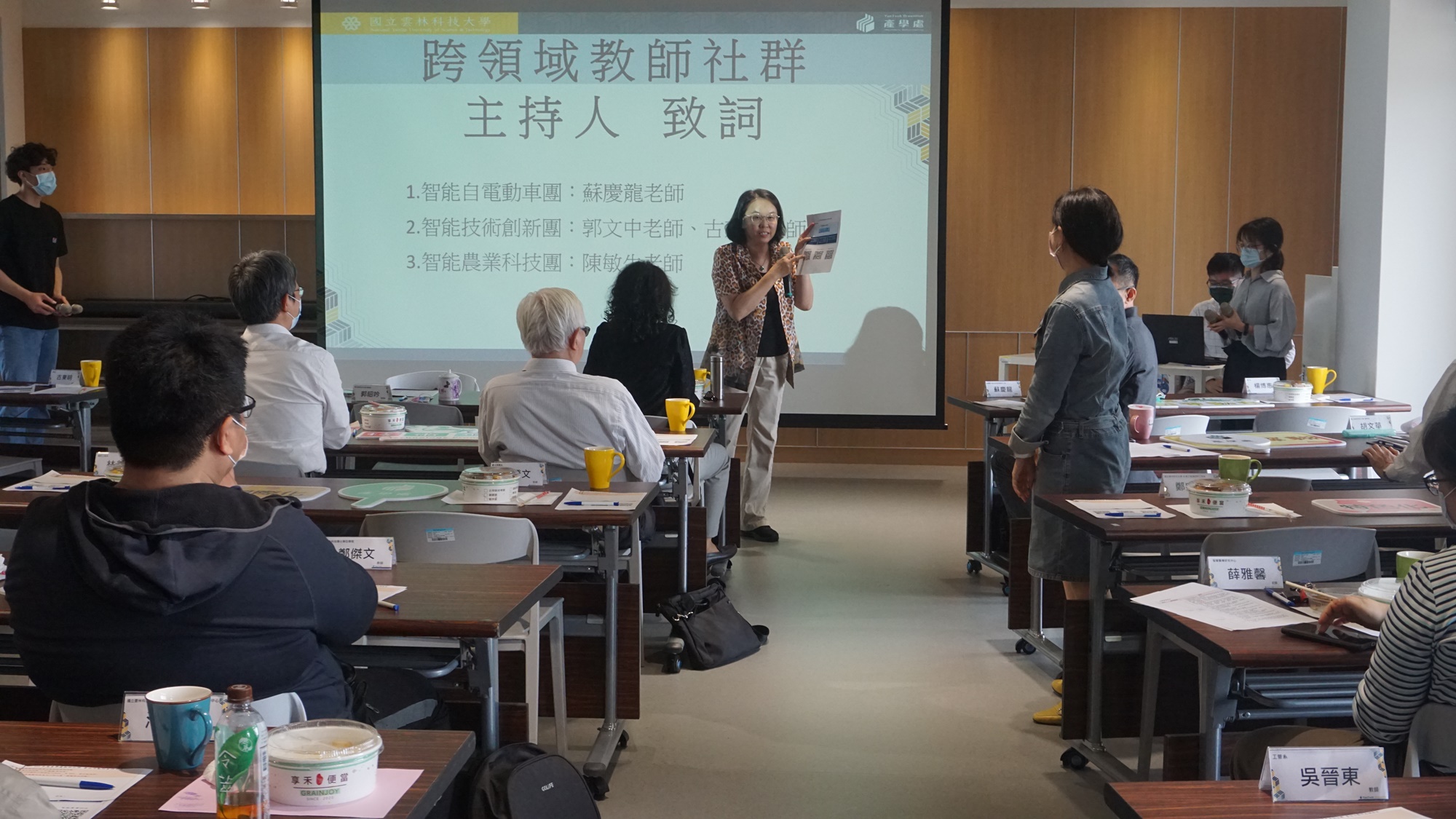 郭昭吟產學長鼓勵教師們加入跨領域教師社群說明