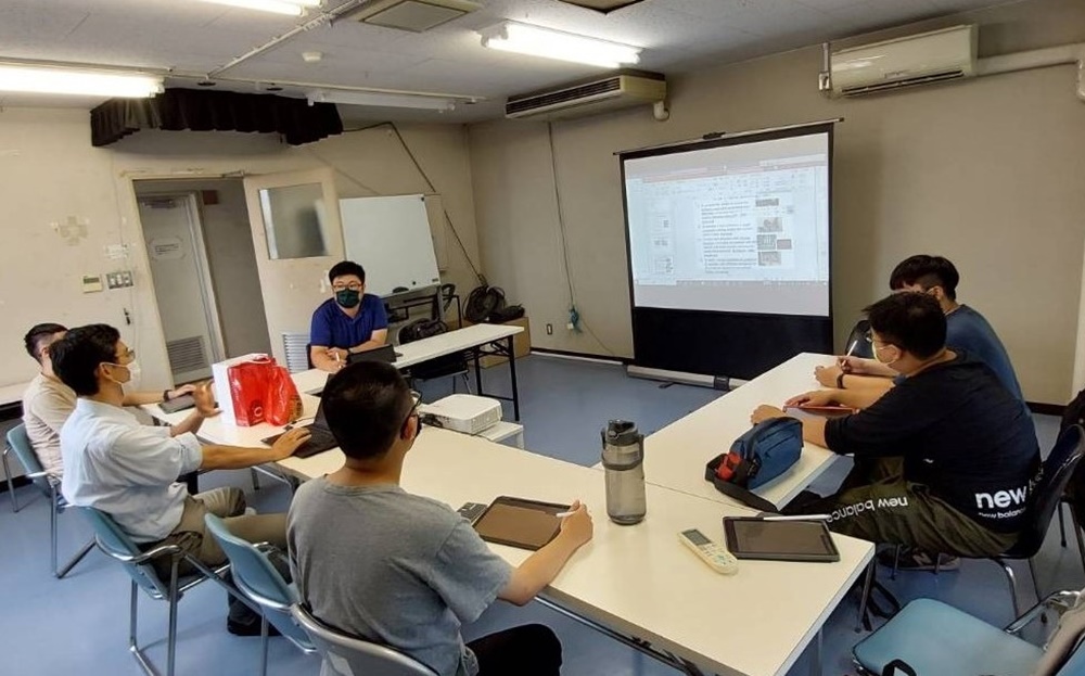 圖四-學生與千葉大學俞文偉教授會面討論本次實驗室技術學習研究主題