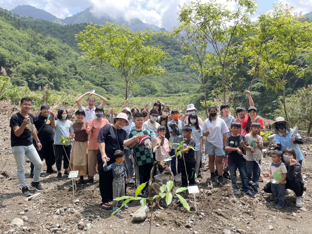 嘉義縣豐山實驗教育學校師生參與植樹活動