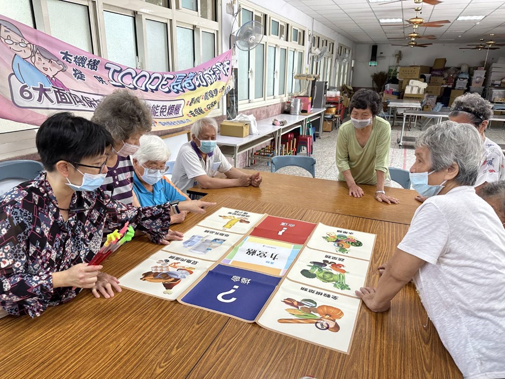 張文馨營養師(左一)在新庄社區教學「吃的對，吃得下」課程