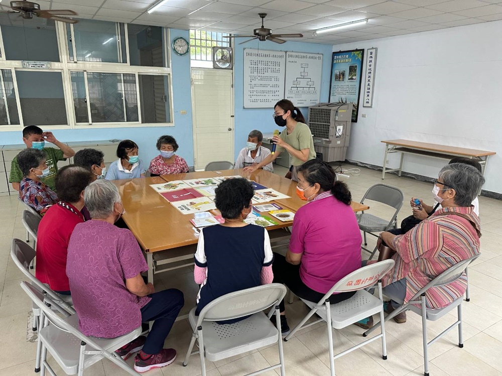 王俞婷營養師在麻園社區講授營養課程