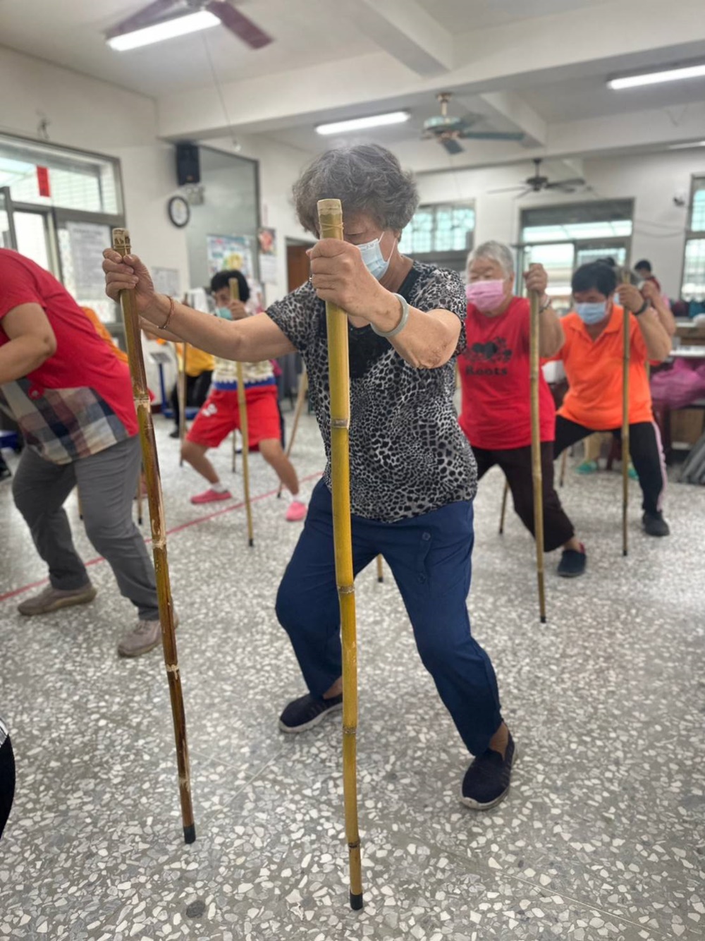 小東社區長輩們使用竹杖做肌力訓練