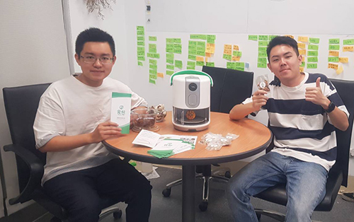 陳秉辰(左)、王旻晨與其作品-一口膠囊食物列印機