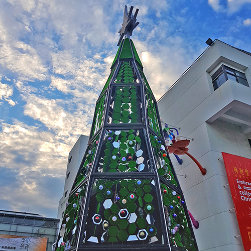 矗立於新營文化中心廣場的2018創意聖誕樹