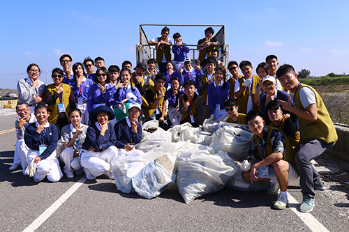  淨灘志工與所清理之420公斤垃圾合照