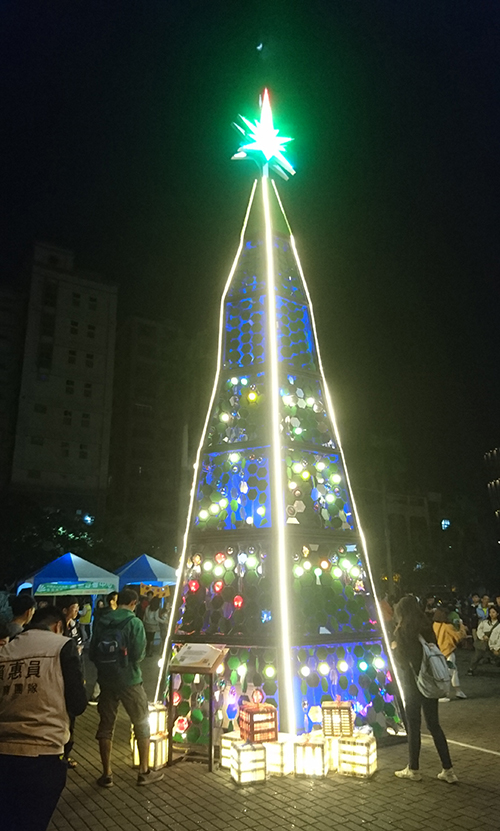 學生們的聖誕樹創作點亮燈光後光彩奪目的效果