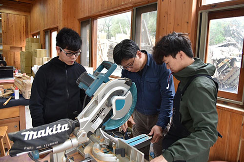木材利用實習工廠莊閔傑博士教導學生操作設備