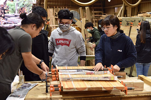 創設所學生於木材利用實習工廠操作設備