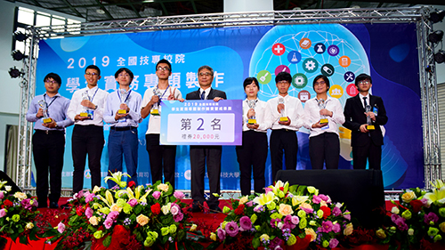 雲科大楊能舒校長頒發第2名獎盃給該校獲獎同學(左2及右3)
